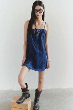 Limited Edition Koyu Mavi Cut-Out Detayl? Metal Tokal? Ince Ask?l? Mini Denim Elbise TWOSS25EL00506