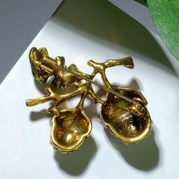 Брошь «Жёлуди», бело-зелёная в чернёном золоте