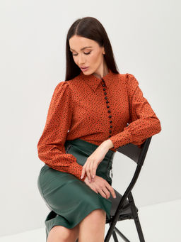 Стильная женская рубашка классического кроя с элементами романтики, горох крупный черный на терракотовом
