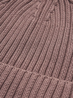 Кофейная вязаная шапка
