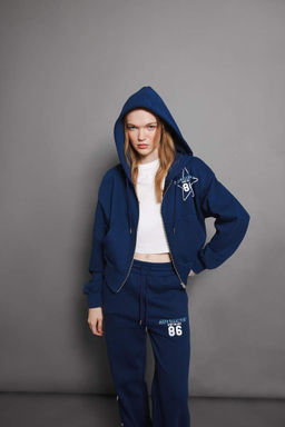 Крутой кардиган оверсайз из плотной ткани с капюшоном и принтом