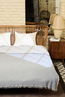 Trendyolmilla Home Bej Muslin Puskullu Cift Taraftl? Kullan?labilir Cift Kisilik Yatak Ortusu TPHSS25CYO00000