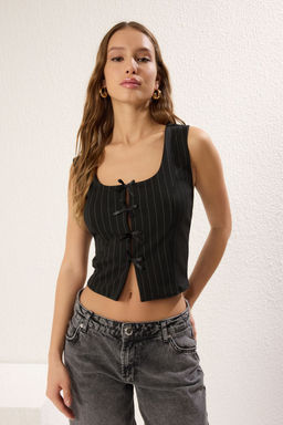 Siyah Kurdele Baglama Detayl? Vucuda Oturan Kare Yaka S?f?r Kol Orme Bluz TWOSS25BZ00147
