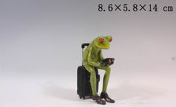 Фигурка Лягушка на чемодане с телефоном 14 см / YX39053 /уп 24/А - Галеонтрейд фото 2
