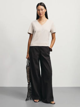 Базовая футболка с V-образным вырезом из хлопка / Zarina  фото 2