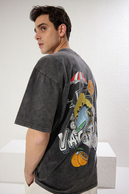 TRENDYOL MAN Antrasit Oversize/Genis Kesim Soluk Efektli Bask?l? Kal?n %100 Pamuk Tok T-shirt TMNSS25TS00015