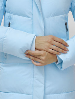 Пальто утепленное стеганное зимнее с капюшоном женское голубого цвета 9636_1Gl - Mtforce фото 11