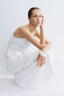 Vestido de tirantes con cuerpo fruncido