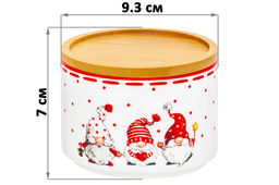 Банка д/хранения 250 мл 9,3*9,3*7 см "Весёлые гномики" + дер. крышка-подставка с крыш. с сил. уплот.