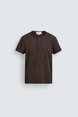 CAMISETA SLIM FIT CUELLO PANADERO / Marr?n oscuro