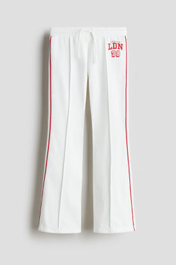 Joggers acampanados con raya
