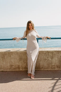 VESTIDO MIDI GEORGETTE ENCAJE BORDADOS / Piedra