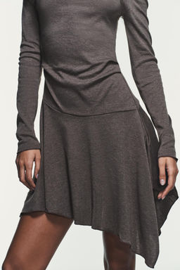 VESTIDO CORTO ASIM?TRICO / Marr?n vigor?