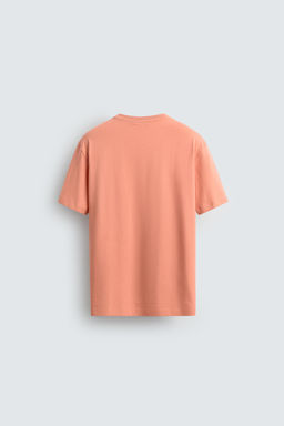 CAMISETA REGULAR FIT BORDADO CONTRASTE / Coral