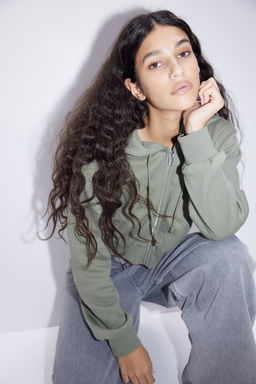 Chaqueta sudadera cropped con capucha y cremallera