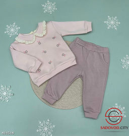 Костюмы из двух предметов: кофточка с кнопками на плечиках на флисе и брючки на манжетах.