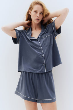 Camisa y pantalon corto de pijama
