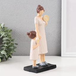 Фигурка полистоун «Мама с дочкой, с леденцами», 22.5×5.5×10 см