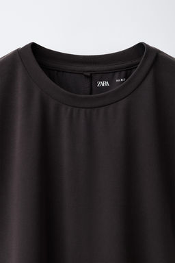 CAMISETA FLUIDA GYM CON MODAL / Gris antracita