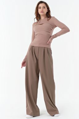 Джемпер трикотажный с вырезом на груди бежевый