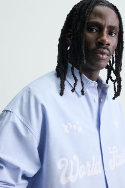 CAMISA BOXY FIT OXFORD TEXTO ESTAMPADO / Azul claro - Zara фото 6