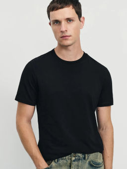 Базовая футболка slim fit / Zarina