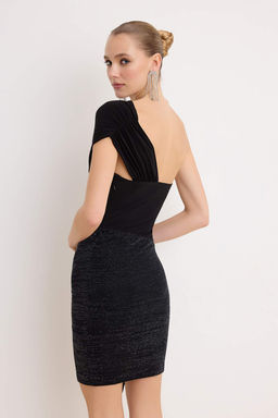 Siyah Cut Outl? Simli Etek Detayl? Orme Mini Astars?z Elbise TPRSS26EL00077