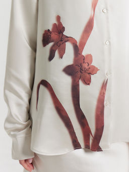 Блузка женская кремовая с принтом сублимация красный цветок на молочном 122869