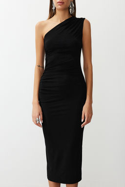 Siyah Tek Omuzlu Drapeli Fitted/Vucuda Oturan Esnek Orme Midi Kalem Elbise TWOSS24EL00100