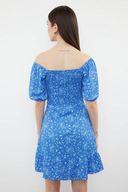 Mavi Cicekli Midi Gipeli Baglama Detayl? Belden Ac?lan Esnek Midi Elbise Orme Elbise TWOSS24EL01059