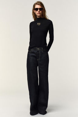 HIGH NECK T-SHIRT WITH BROOCH