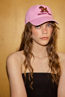 GORRA SARGA BORDADOS CANICHE / Rosa