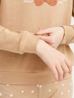 Комплект женский (джемпер, брюки) бежевый с сердечками бежевый +сердечки на бежевом 592361 - Mark formelle фото 7