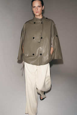 CHAQUETA CAPA EFECTO PIEL ZW COLLECTION / Gris topo - Zara фото 4