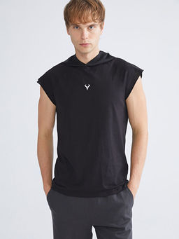 Kap??onlu Bask?l? Penye Erkek Kolsuz Ti??rt