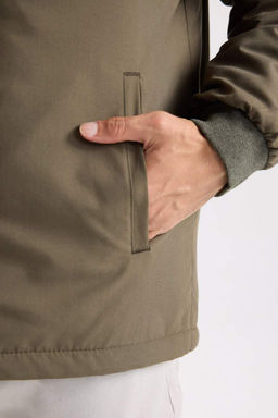 Водоотталкивающая сезонная легкая куртка-бомбер стандартного кроя с воротником-молнией и двойными карманами - Defacto фото 5