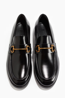 Mocasines con hebilla de metal