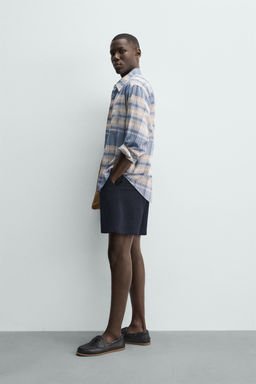 BERMUDA REGULAR FIT ESTRUCTURA SEERSUCKER / Azul