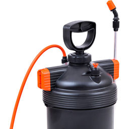 Опрыскиватель-распылитель садовый, пластмассовый 9л "Жук Оптима", пневматический, литьевой бак со съёмной крышкой, алюминиевый нетелескопический брандспойтер 65см, регулировка распыла: от струи до тумана, предохранительный клапан, мерная шкала, стекл