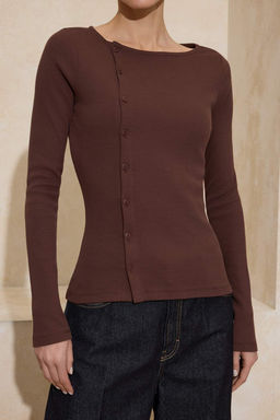 Kahverengi Dugmeli Bisiklet Yaka Vucuda Oturan Fitilli Esnek Orme Bluz TWOAW26BZ00104