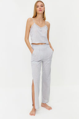 Trendyolmilla Gri Melanj Dantelli, F?rf?r ve Y?rtmac Detayl? Ip Ask?l? Orme Pijama Tak?m? THMSS24PT00005