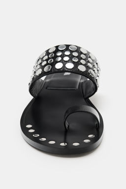 SANDALIA PLANA PIEL TACHAS / Negro