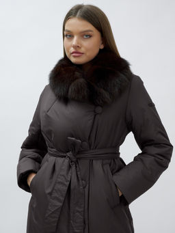 Пальто зимнее женское с мехом песец люкс класса темно-коричневого цвета 5071TK