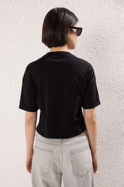 Trendyolmilla Siyah Nak?s Detayl? Regular/Normal Kal?p Crop Orme T-Shirt TWOSS25TS00212 фото 4