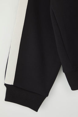 TRENDYOL MAN Siyah More Sustainable Oversize/Genis Kesim V Yaka Yaz? Bask?l? Sweatshirt TMNAW25SW00208 - Trendyolmilla фото 3