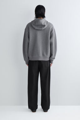 SUDADERA CON CAPUCHA EFECTO NEOPRENO