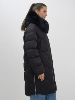 Пальто зимнее утепленное с мехом и капюшоном тренд черного цвета 7753Ch - Visdeer фото 9