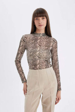 Женская приталенная футболка с длинным рукавом из тюля со змеиным узором и полуводолазкой приталенного кроя