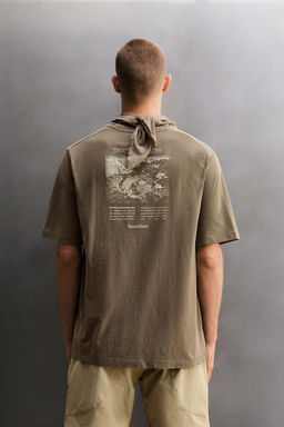 CAMISETA REGULAR FIT GR?FICO ESTAMPADO / Marr?n / Topo