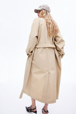 Gabardina de sarga con botonadura sencilla